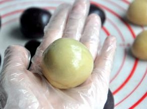 收口后，搓成圆球。