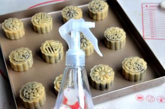 提前预热烤箱190度，在月饼放入烤箱前，给月饼喷水，防止表皮干裂。