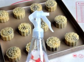 提前预热烤箱190度，在月饼放入烤箱前，给月饼喷水，防止表皮干裂。