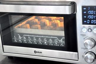 放入烤箱烤5分钟给月饼定型，取出给月饼刷一层薄薄的蛋黄水，一定要很薄，切忌贪多，刷完后再放入烤箱烤15分钟，表面上色即可。（各家烤箱温度不一，请一定参照自家烤箱脾气调整时间与温度）