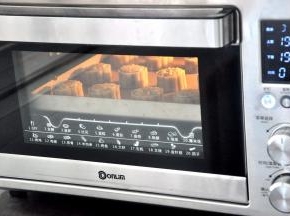 放入烤箱烤5分钟给月饼定型，取出给月饼刷一层薄薄的蛋黄水，一定要很薄，切忌贪多，刷完后再放入烤箱烤15分钟，表面上色即可。（各家烤箱温度不一，请一定参照自家烤箱脾气调整时间与温度）