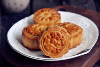 制作好的月饼放室温，阴凉干燥处密封保存就可以了，可以放2-3周左右，若在包装里放一些脱氧剂，可以保存1月左右。