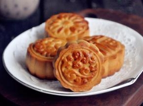 制作好的月饼放室温，阴凉干燥处密封保存就可以了，可以放2-3周左右，若在包装里放一些脱氧剂，可以保存1月左右。