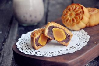 刚烤好的月饼，皮比较硬，没什么光泽，过1天后饼皮开始慢慢的呈现油光，这就是我们讲的回油，我用的预拌粉，一天可回油，而3-5天左右的口感最佳。