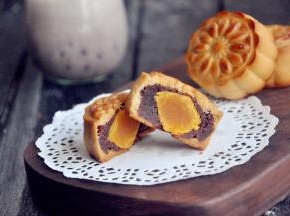 刚烤好的月饼，皮比较硬，没什么光泽，过1天后饼皮开始慢慢的呈现油光，这就是我们讲的回油，我用的预拌粉，一天可回油，而3-5天左右的口感最佳。