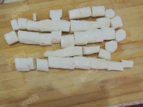 将去皮的山药切成段