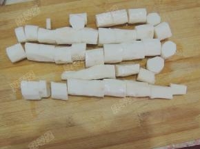 将去皮的山药切成段
