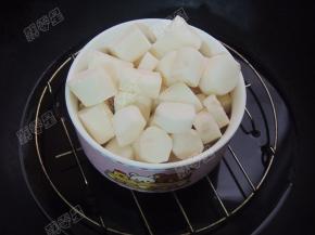 入锅蒸至筷子能够轻松穿透