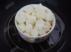 入锅蒸至筷子能够轻松穿透