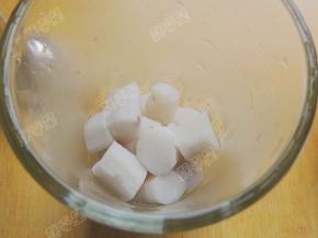 将蒸好的山药放入料理杯中