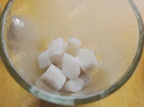 将蒸好的山药放入料理杯中