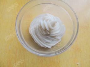 然后将山药泥装入裱花袋中，挤到碗里