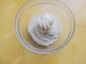 然后将山药泥装入裱花袋中，挤到碗里