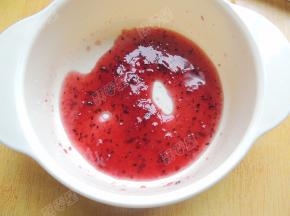 将蓝莓果酱用一点开水稀释