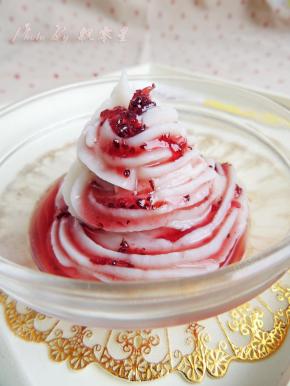 将稀释的蓝莓酱淋到山药泥上面就可以吃啦