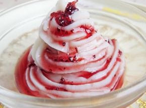 将稀释的蓝莓酱淋到山药泥上面就可以吃啦