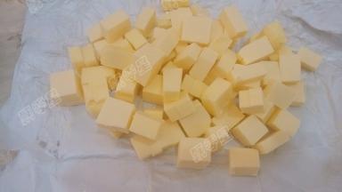 黄油取110g切小块室温软化