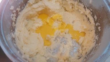 分次加入蛋黄液