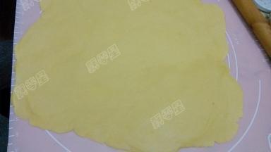 然后将面团取出用擀面杖擀成约0.5cm厚的面片