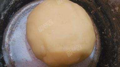 用刮刀拌至无干粉状态，入冰箱冷藏一会使之变得稍硬