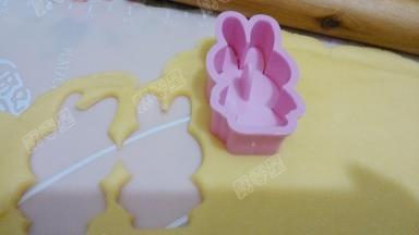 用饼干模压出花型