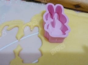用饼干模压出花型