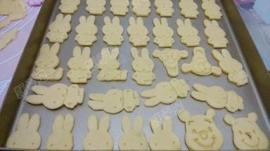 将做好的饼干生坯移入烤盘里