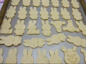 将做好的饼干生坯移入烤盘里