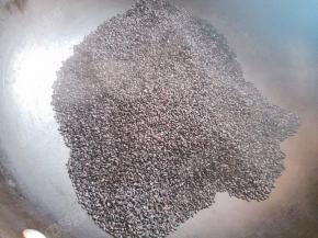 黑芝麻放入无油锅中炒熟出香味后晾凉