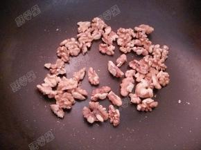 核桃也放入锅中炒出香味