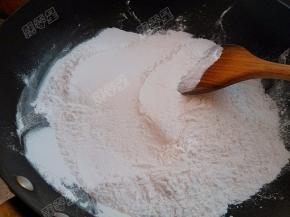 糯米粉倒入无油无水的炒锅中小火翻炒至颜色微黄