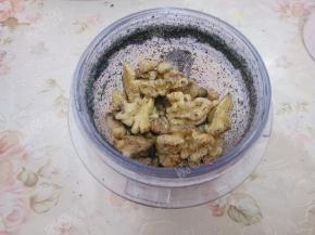 核桃也分次放入干磨杯中磨成粉
