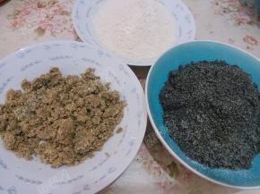 磨好的黑芝麻粉、核桃粉，炒好的糯米粉