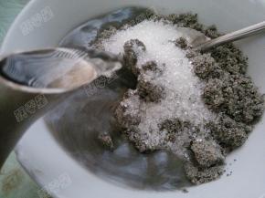 一边搅拌一边冲入沸水，拌匀就可以吃啦