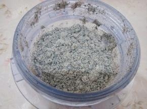 然后再次分次放入干磨杯，将混合之后的粉在磨一下