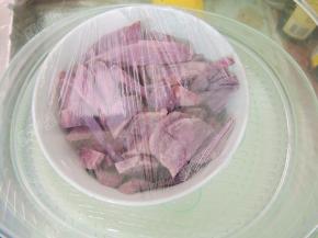 将紫薯入蒸锅蒸熟