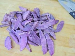 紫薯去皮切片