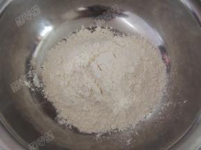 面粉放入盆中