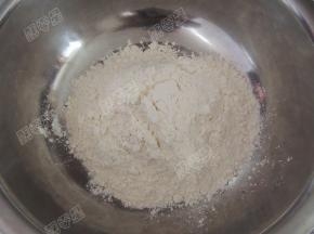面粉放入盆中