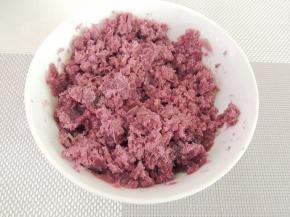 然后将蒸熟的紫薯压碎成紫薯泥