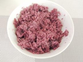 然后将蒸熟的紫薯压碎成紫薯泥