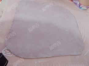 饧好的面团擀成0.5Cm厚的大面