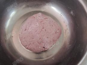 加入适量水揉成较硬的面团后醒发半小时