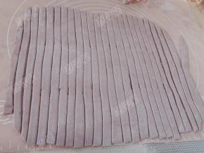 先竖切成1厘米宽的长条