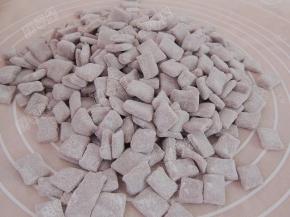 切好的小面块放一点面粉抓一抓防粘