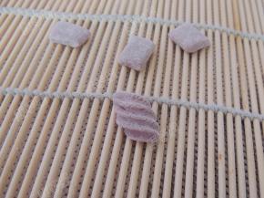 取一个小面块斜放在寿司帘上，用大拇指一摁一卷，一个米筛爬就做好啦