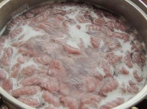 锅中放入水煮开，加入一点盐和油，放入米筛爬煮至浮起