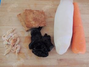 煮米筛爬的时候准备配菜：杏鲍菇、豆腐干、胡萝卜、木耳、虾干