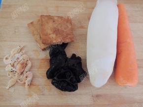 煮米筛爬的时候准备配菜：杏鲍菇、豆腐干、胡萝卜、木耳、虾干