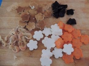 将配菜分别切出花型